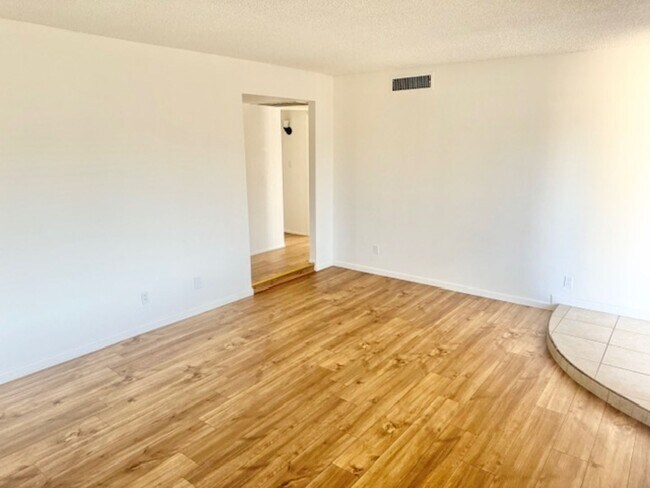 Foto del edificio - Come settle in and make 4402 W. Altadena A...