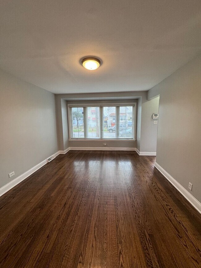 Foto del edificio - Gorgeous recently renovated 4 Bedroom 2 Ba...