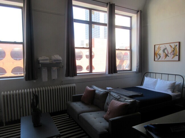 Foto del edificio - 245 W North Ave