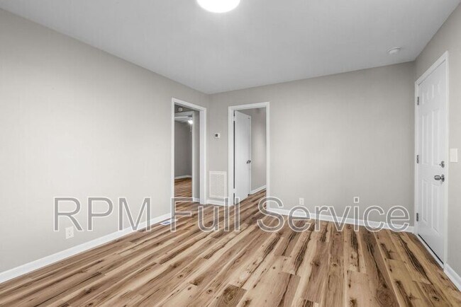 Foto del edificio - 895 W Sharpe Avenue
