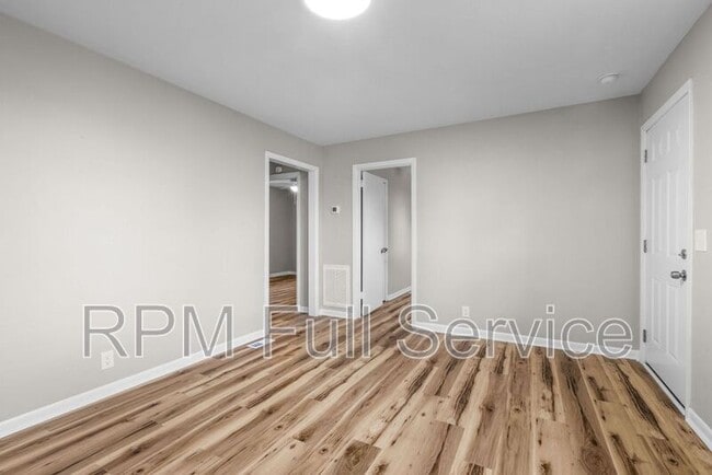 Building Photo - 895 W Sharpe Avenue
