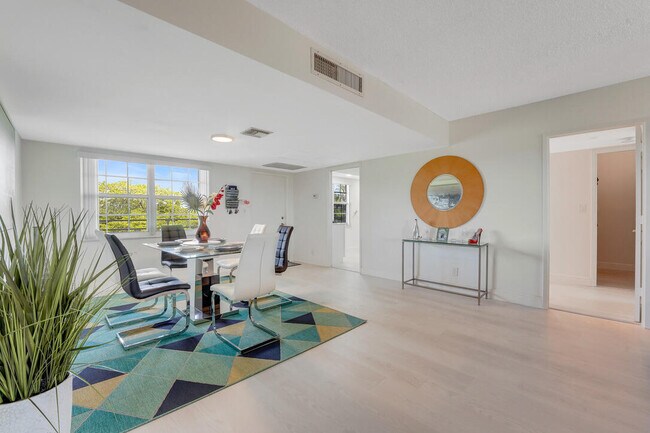 Foto del edificio - 3800 Oaks Clubhouse Dr