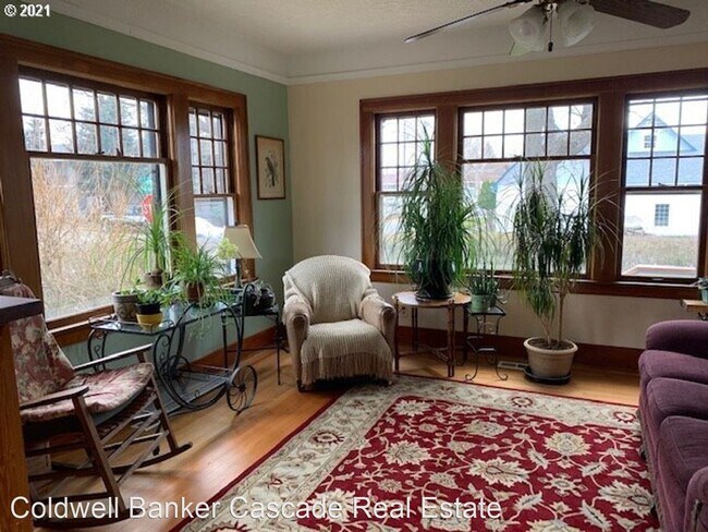 Foto del edificio - 2 br, 2 bath House - 301 W Broadway