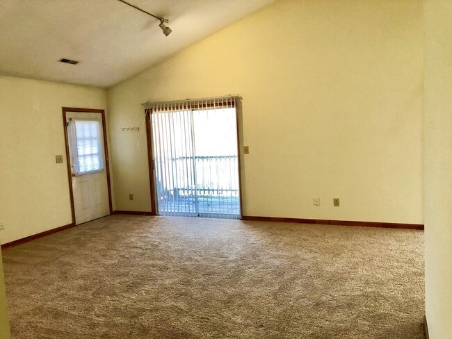 Building Photo - Incredibly Spacious 4 BR House w/ Bonus Ro...