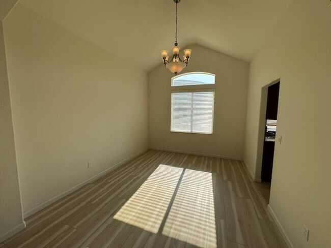 Foto del edificio - Beautiful 4 bedroom with loft in Anatolia!
