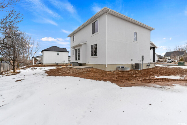 Building Photo - 1045 W 200 N