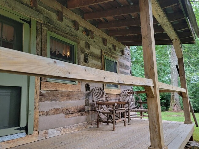 Foto del edificio - Highland's Cabin is a rustic 1BR, 1 Ba log...