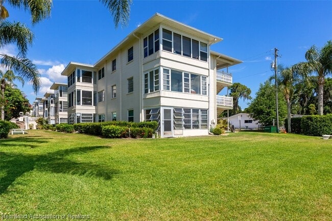 Building Photo - 1801 Lakeview Dr