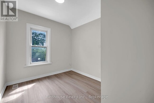 Building Photo - 108 Lindsay St S