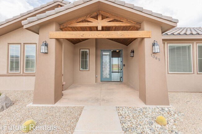 Building Photo - 5 br, 2.5 bath House - 1065 Datura