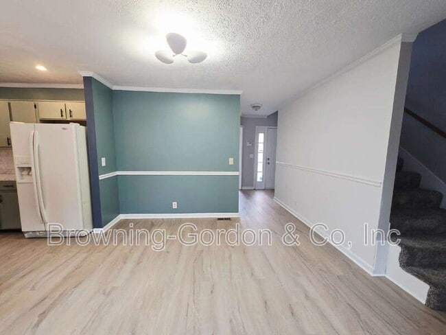 Foto del edificio - 5210 Village Way