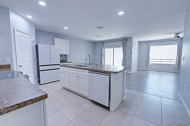 Foto del edificio - 320 W Runyon Loop