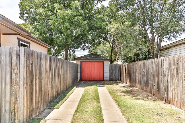 Foto del edificio - Pre-Leasing for Fall With Lawn and Alarm Service! - Charming 2 Bedroom 1 Bath!