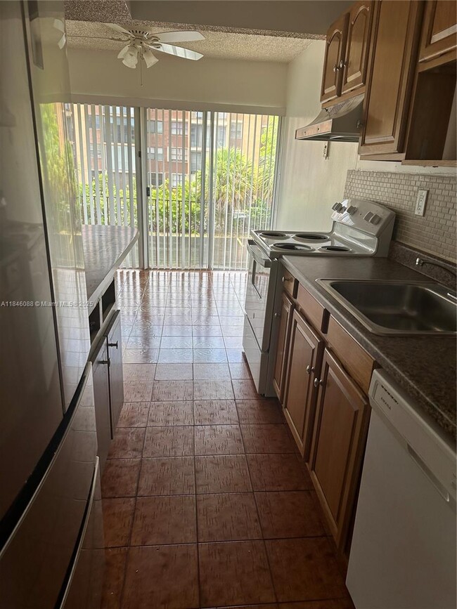 Foto del edificio - 9380 W Flagler St
