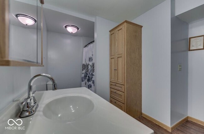 Building Photo - 3935 Mistletoe Dr