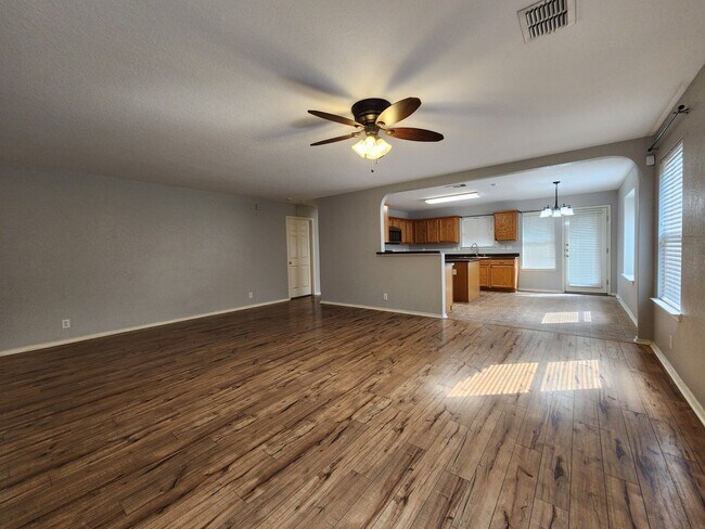 Foto del edificio - No Carpet / Storage Shed / Back Patio  /  ...