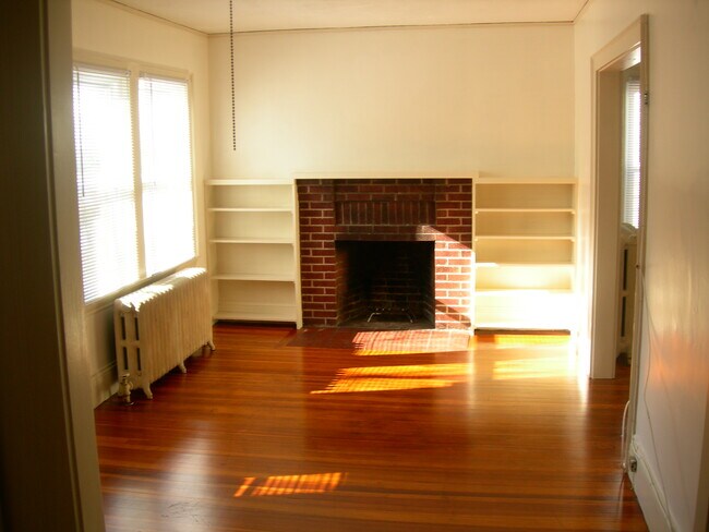 Building Photo - 835 Belmont St