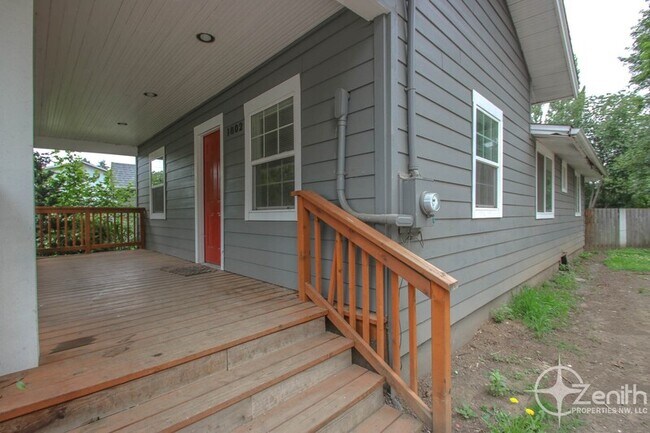 Building Photo - 1802 SE 7th Ave