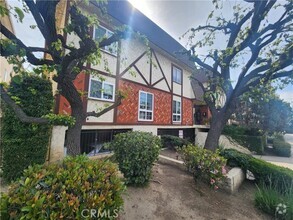 Building Photo - 7432 Hazeltine Ave