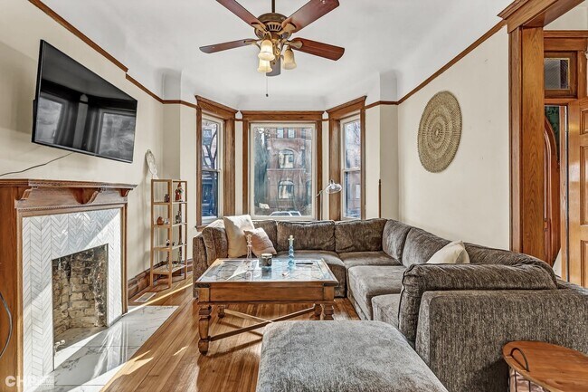 Foto del edificio - 822 W Newport Ave
