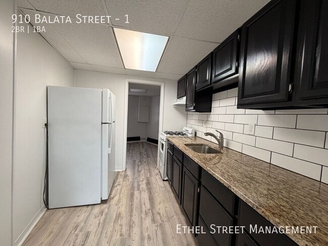 Building Photo - 910 Balata St