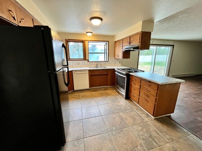 Building Photo - Inviting 4 Bed, 2.5 Bath Home w/ a Shop & ...