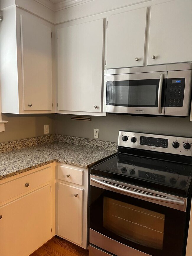 Foto del edificio - Fantastic Location & Price