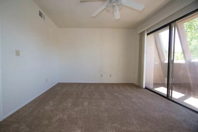 Foto del edificio - 3-Bedroom Tempe Condo with 2.5 bathrooms -...