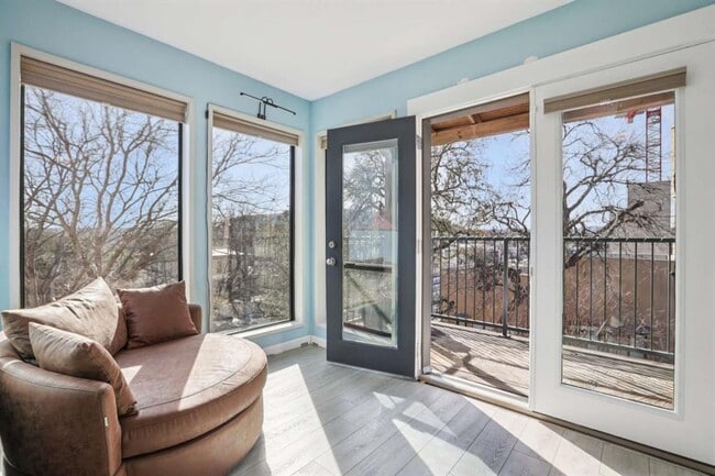 Building Photo - 1106 W 6th St