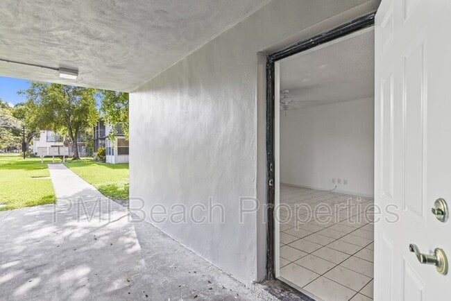 Foto del edificio - 345 W Laurel Dr