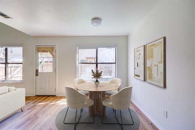 Foto del edificio - 512 Eberhart Ln