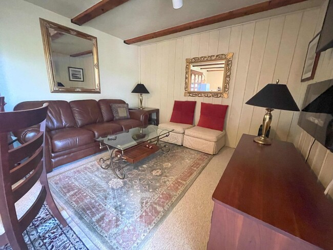 Building Photo - Cozy Apartment-All utilities paid in Lake ...