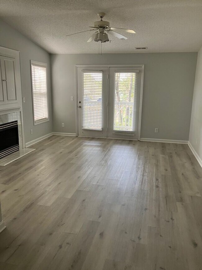 Building Photo - 719-I