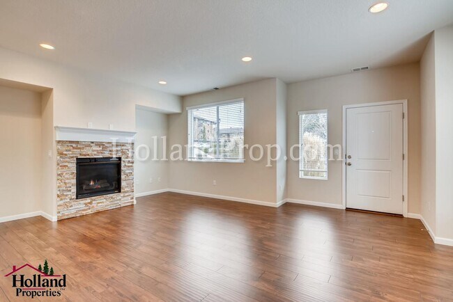 Foto del edificio - Stunning Multi-Level 3-Bedroom Townhome with Dual Primary Suites & Designer Finishes