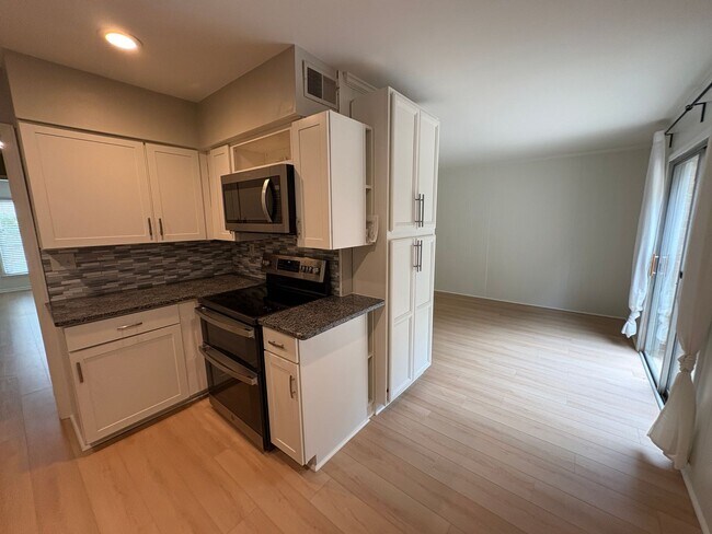 Foto del edificio - Beautiful End-Unit Townhome with Modern Updates & Private Backyard