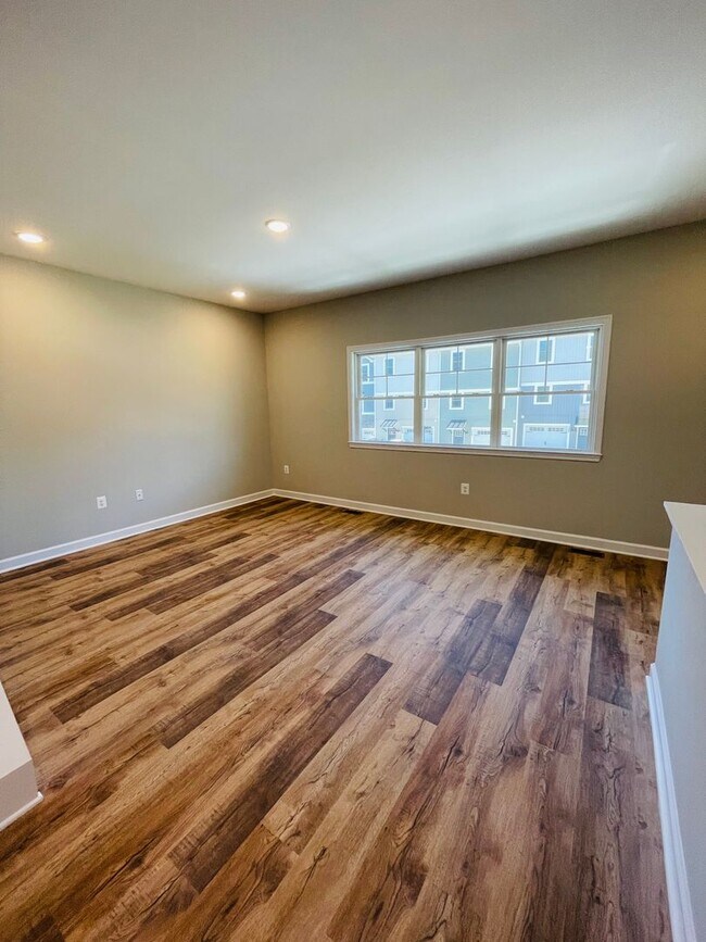 Building Photo - Like New End Unit Townhouse in Congers Creek