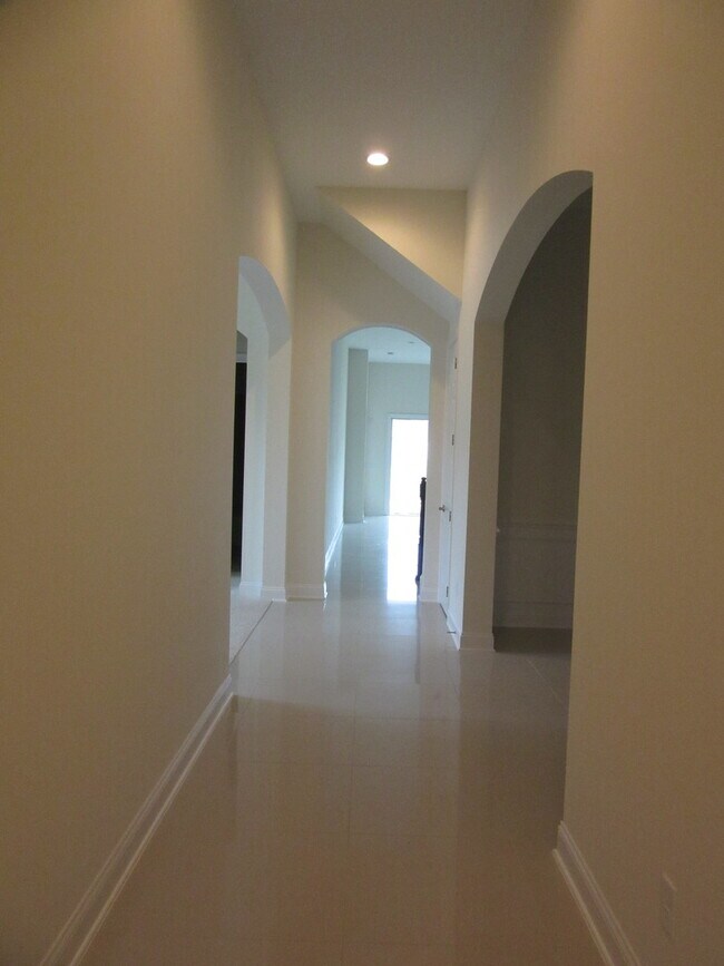 Building Photo - Beautiful 4B/3B plus office single family ...