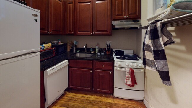Building Photo - 1323 Boylston St