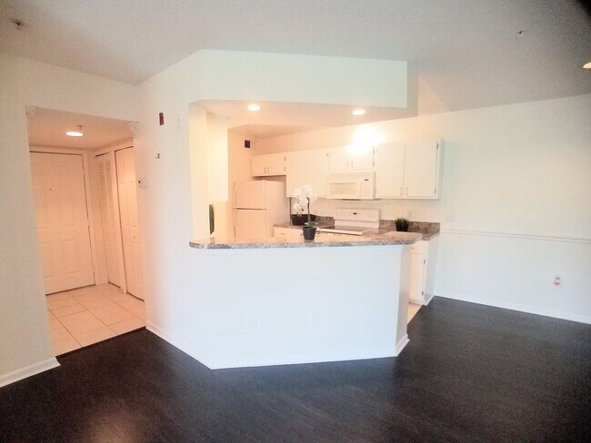 Building Photo - Beautiful 1/1 Wood Floors Condo at The Cre...