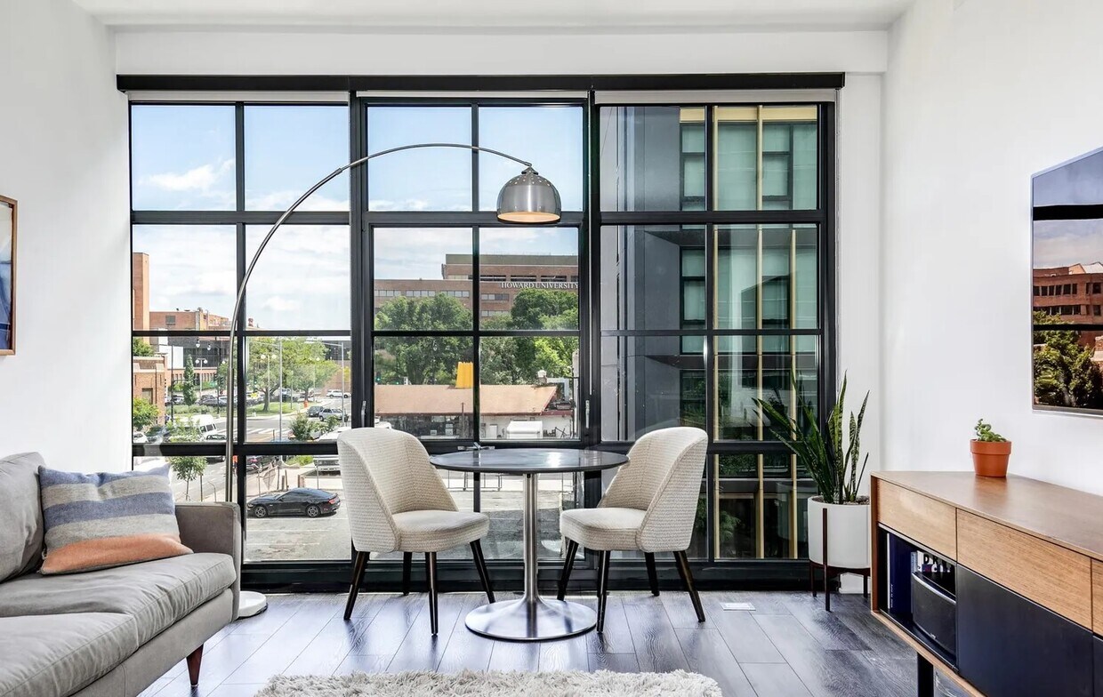Foto principal - 2030 8th St NW