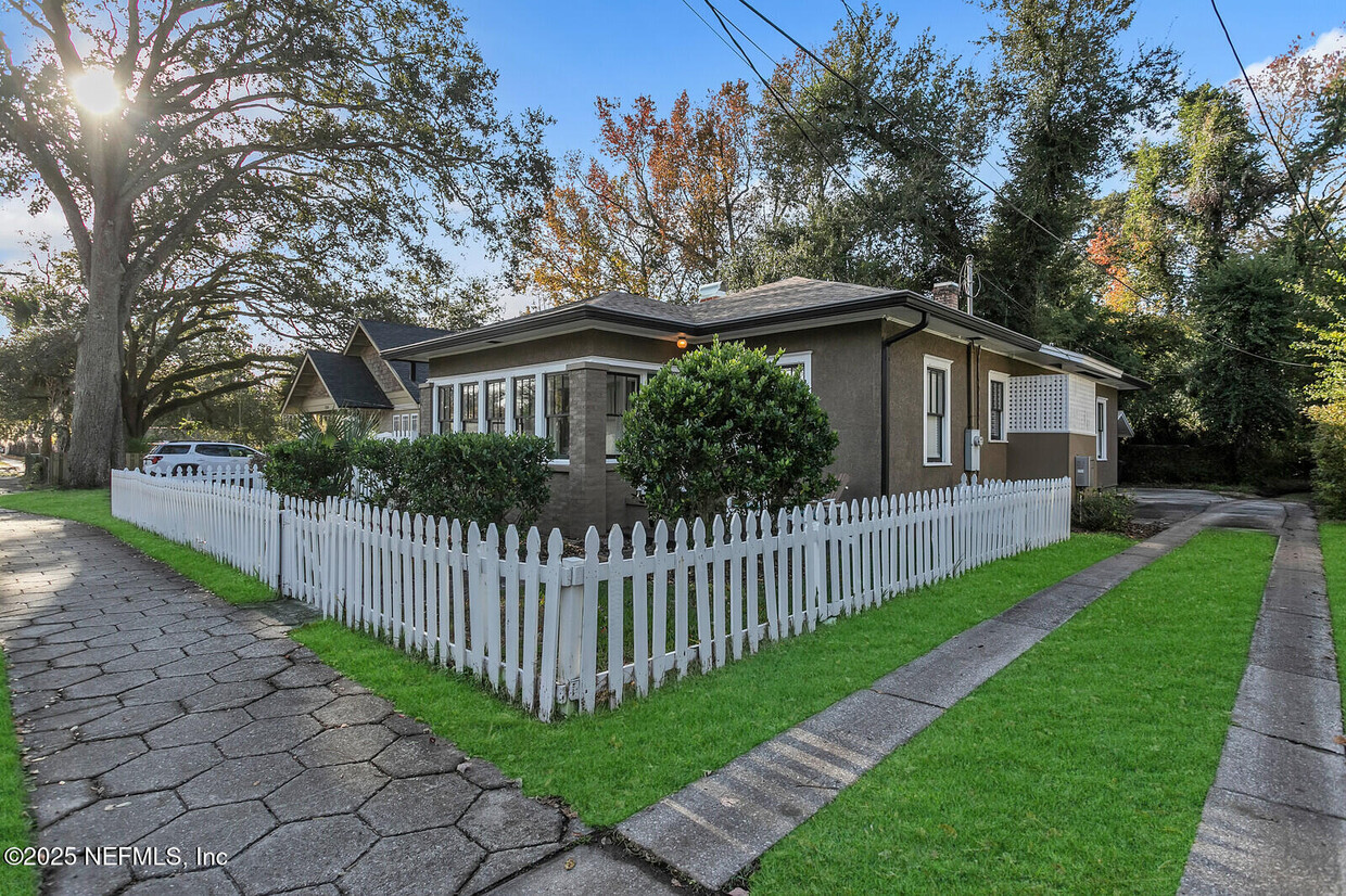 Primary Photo - 1220 Cherry St