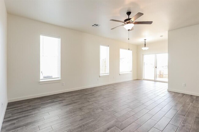 Foto del edificio - 320 W 3rd St