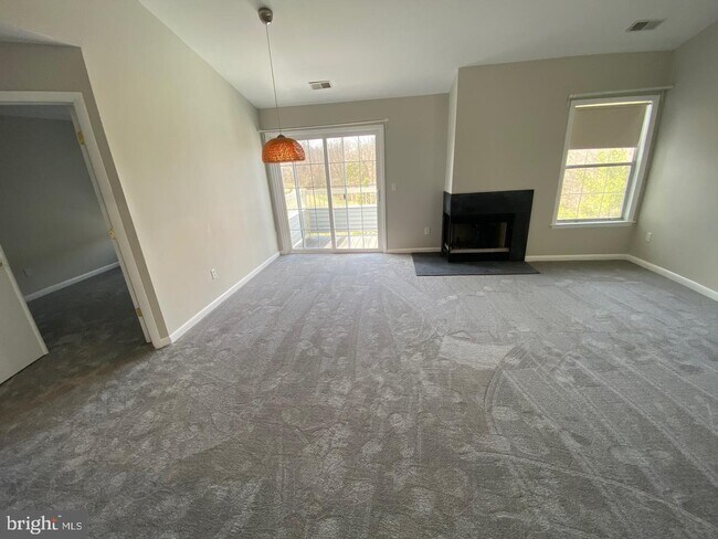 Building Photo - 305 Trinity Ct