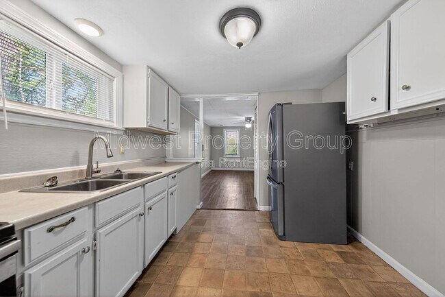 Foto del edificio - 3219 Royalton Ave