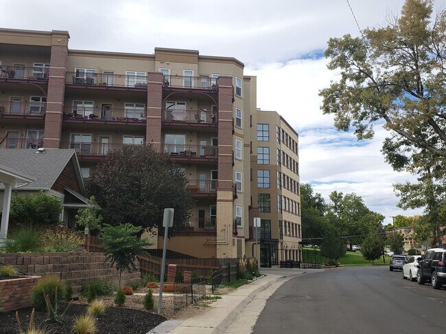Foto del edificio - Beautiful 2-bed, 2-bath condo in Jefferson Park