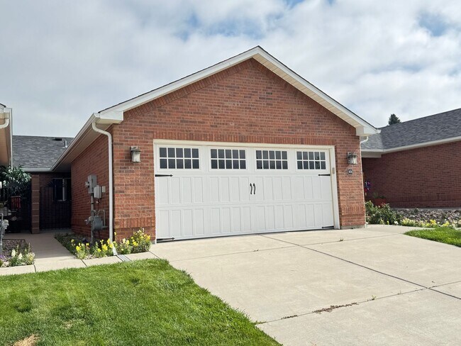 Foto del edificio - 4 BEDROOM, 3 BATHROOM TWINHOME WITH 2 CAR ...