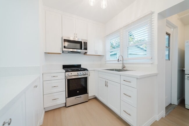 Building Photo - 681 Hillside Terrace