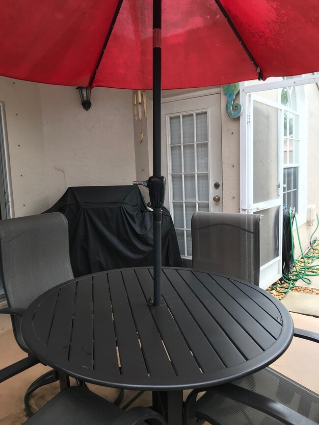 Covered patio - 14618 SW 122nd Pl