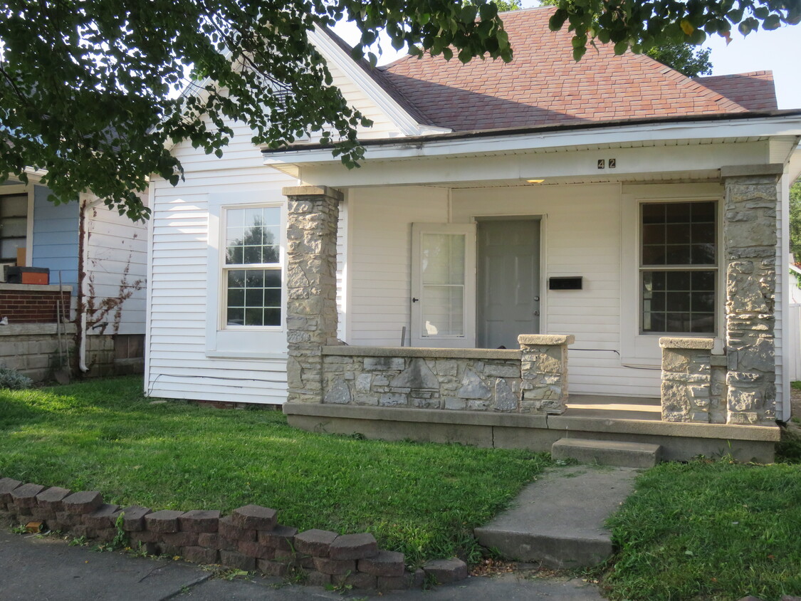 Primary Photo - 42 Richmond Ave