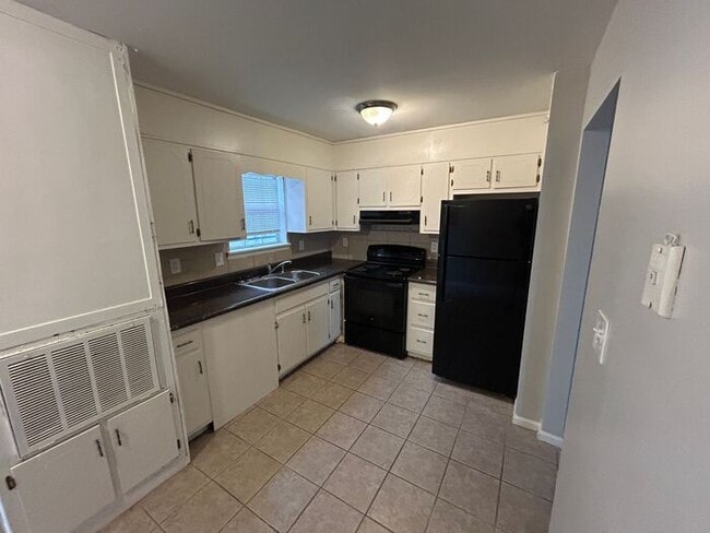 Building Photo - 1100 Cotton Ave SW